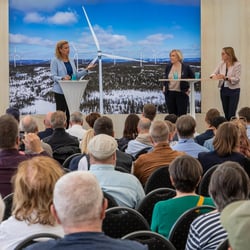 Vattenfalls hållbarhetschef Annika Ramsköld talar på invigningen av Blakliden Fäbodberget