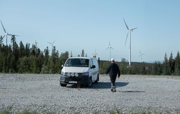 En medarbetare intill en servicebil i vindkraftsparken Stor-Rotliden