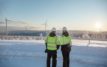 Två Vattenfallmedarbetare blickar ut över vindkraftsparken Blakliden Fäbodberget en vinterdag Två Vattenfallmedarbetare blickar ut över vindkraftsparken Blakliden Fäbodberget en vinterdag