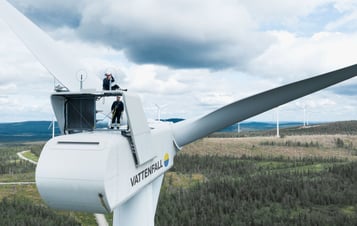 Två Vattenfallmedarbetare som arbetar uppe i ett vindkraftverk i Stor-Rotliden Två Vattenfallmedarbetare som arbetar uppe i ett vindkraftverk i Stor-Rotliden
