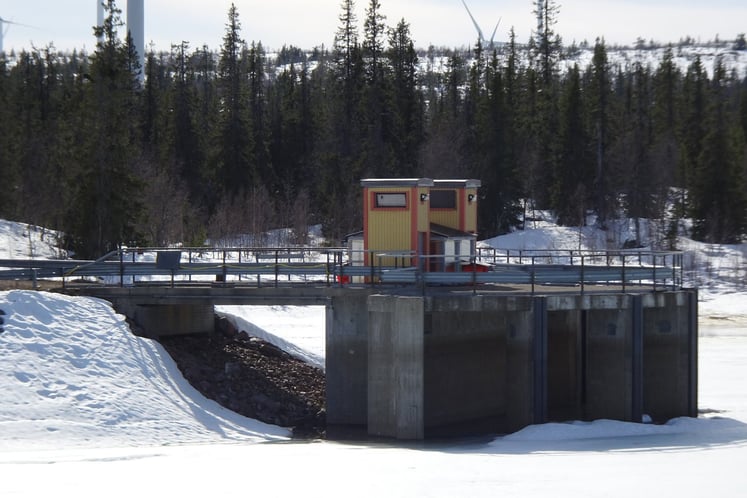 Intag till kraftverket Juktan i Blaiksjön en vinterdag.