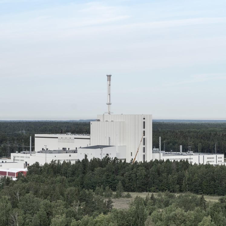 Reaktor 3 i Forsmark, en vit industribyggnad omgiven av skog. Reaktor 3 i Forsmark, en vit industribyggnad omgiven av skog.