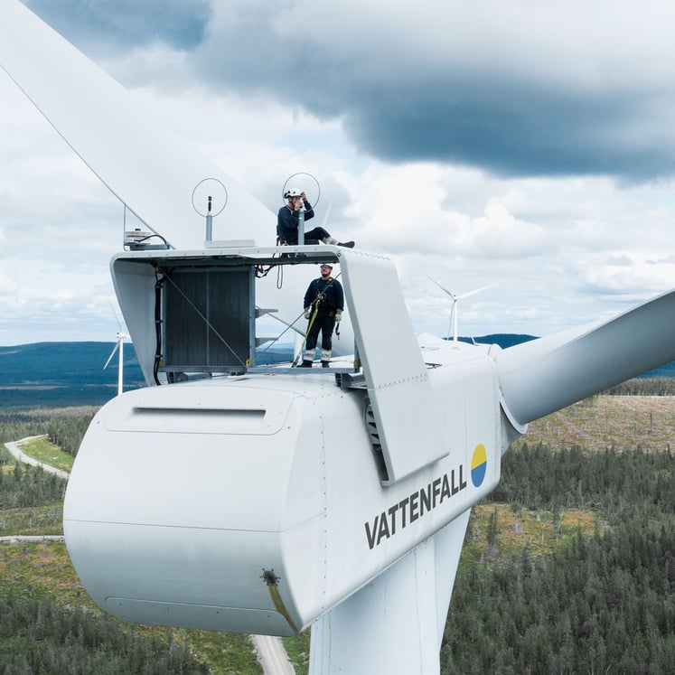 Två Vattenfallmedarbetare som arbetar uppe i ett vindkraftverk i Stor-Rotliden