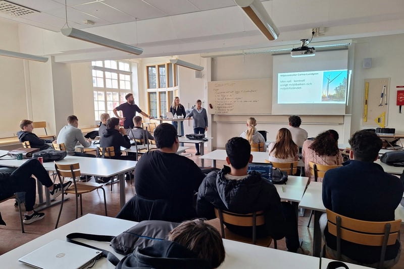 Under oktober var representanter från Vattenfall Vindkraft på plats på Eksjö gymnasium för att utbilda och informera gymnasieelever om förnybar energi, vindkraft och vidareutbildningar i branschen. 