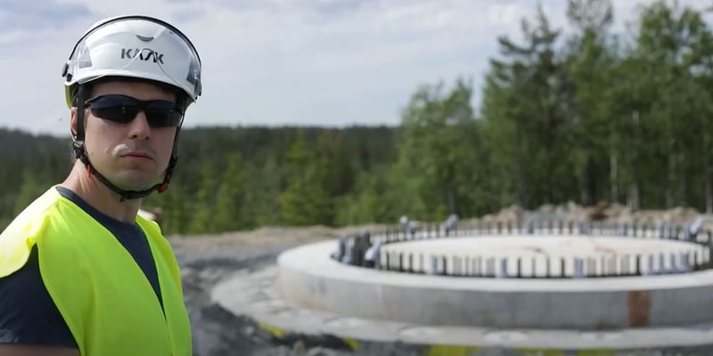 Kristoffer Arnqvist framför fundament i Blakliden och Fäbodberget Kristoffer Arnqvist framför fundament i Blakliden och Fäbodberget