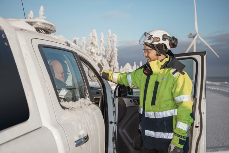 Medarbetare vid Blakliden Fäbodberget samtar med kollega i bil en vinterdag Medarbetare vid Blakliden Fäbodberget samtar med kollega i bil en vinterdag